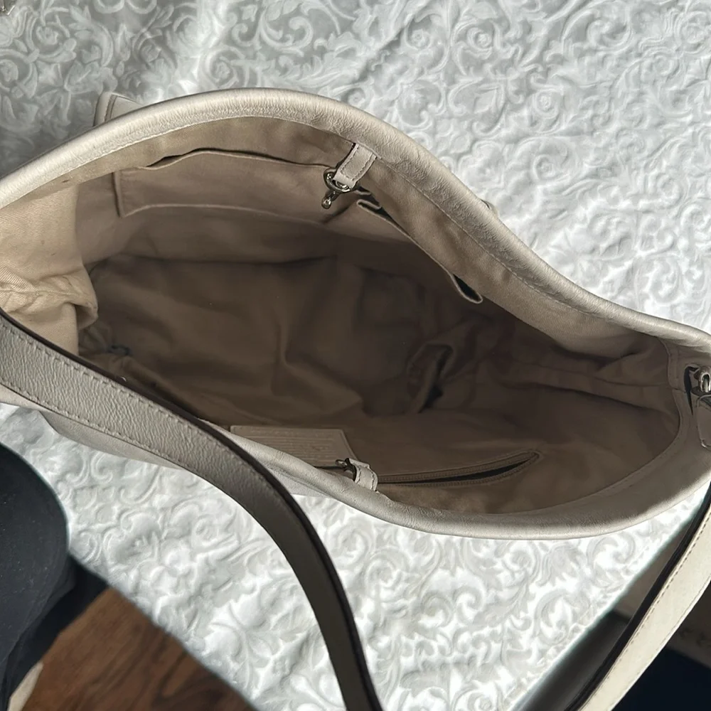 Nice Coach leather bag in cream. Good size with plenty  room - Picture 7 of 14